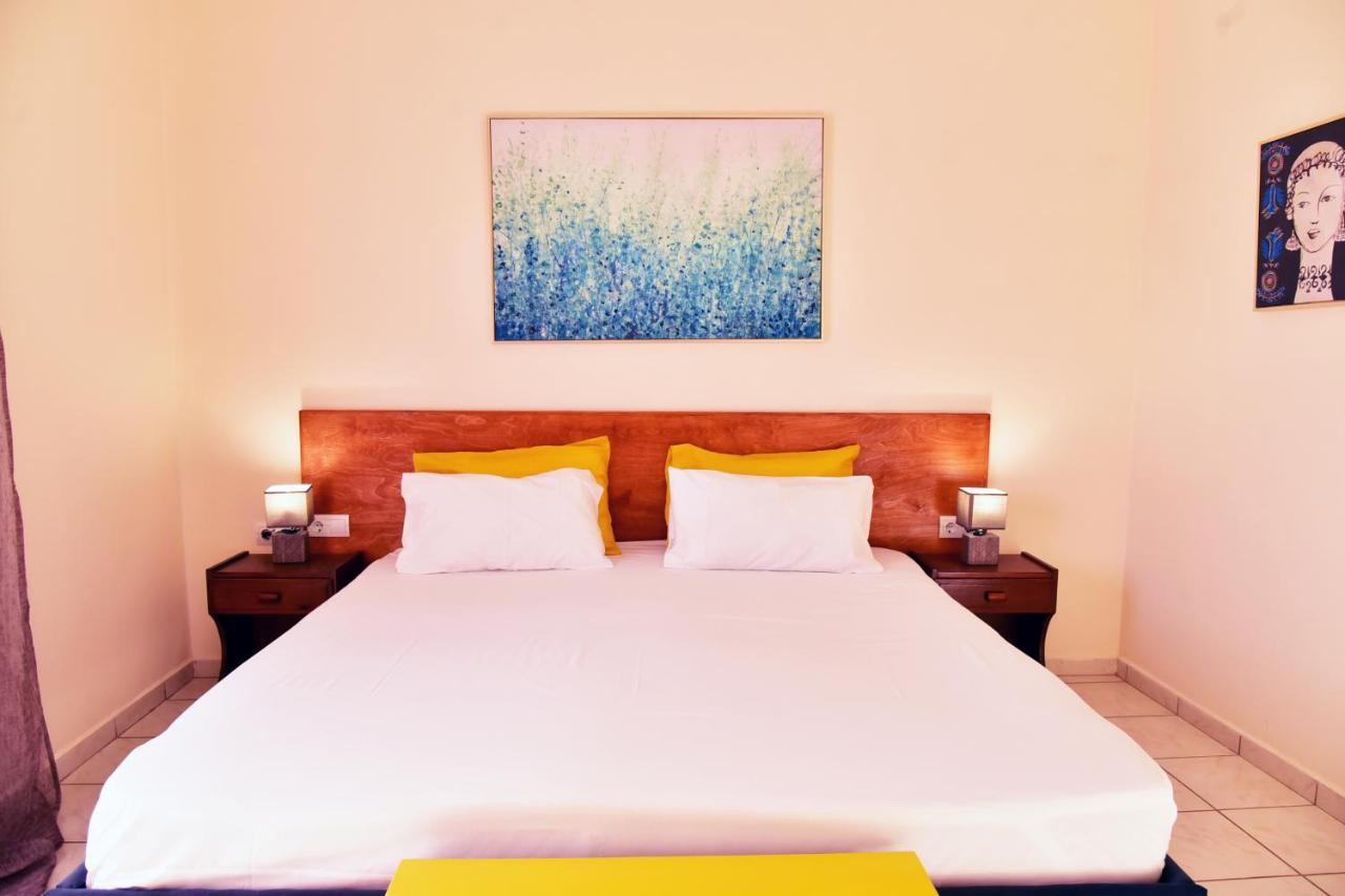 Zimmer mit Kingsize-Bett und Gartenblick.
