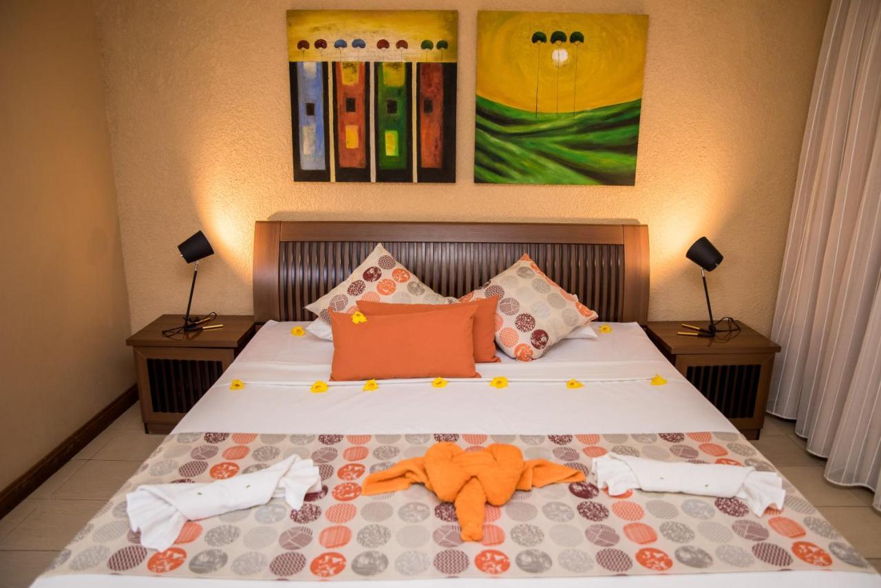 Standaard Tweepersoonskamer met 1 of 2 Bedden en Uitzicht op het Zwembad.
