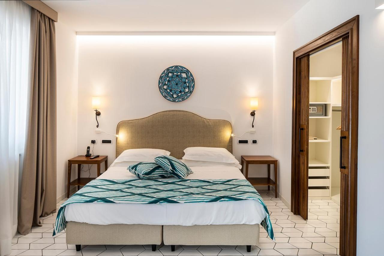 Chambre Double - Vue Latérale sur Mer