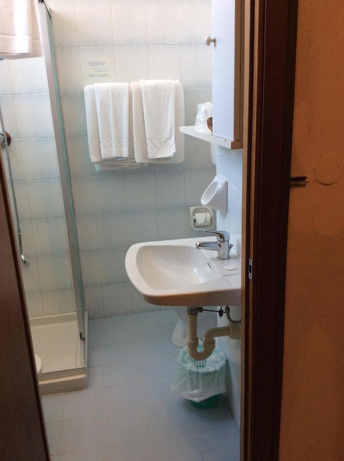 Standard Single Room Shower,1112939340:JPEG