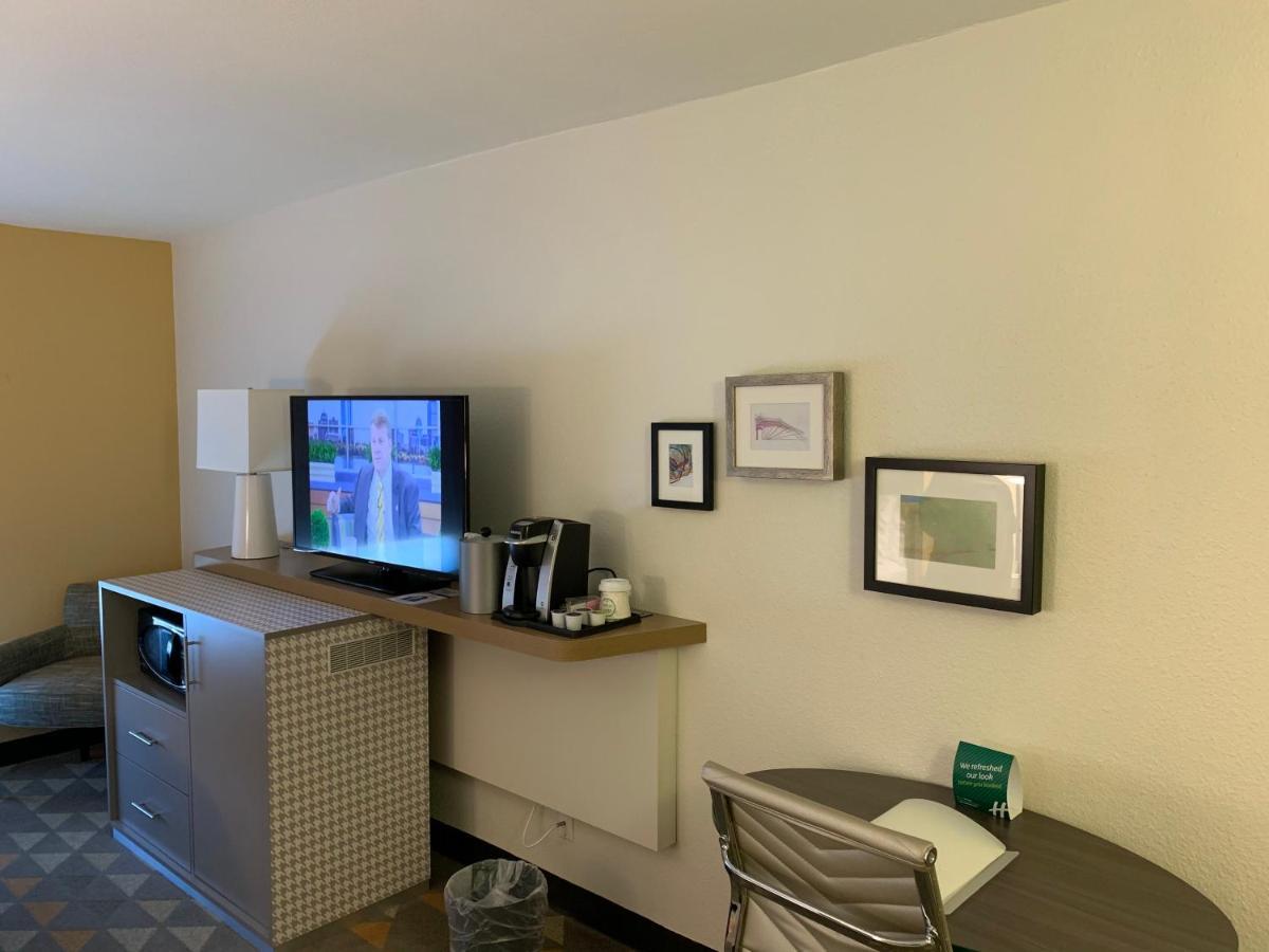 King Room with Hearing Accessible Roll In Shower - Non-Smoking