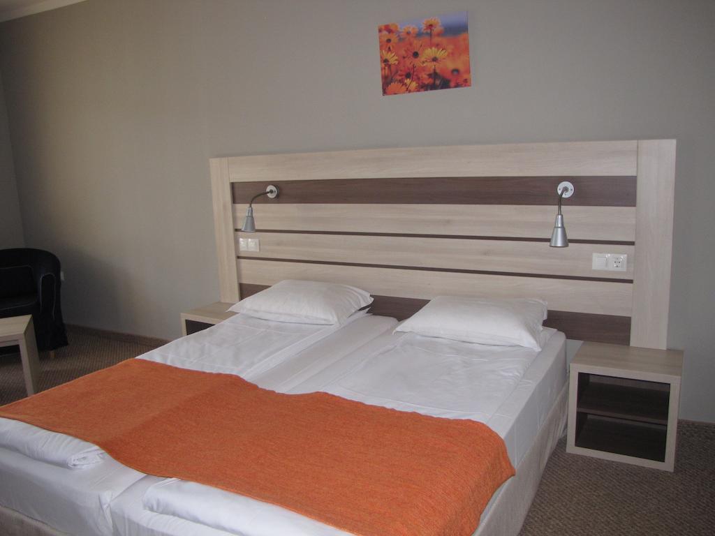 Doppel-/Zweibettzimmer mit Balkon