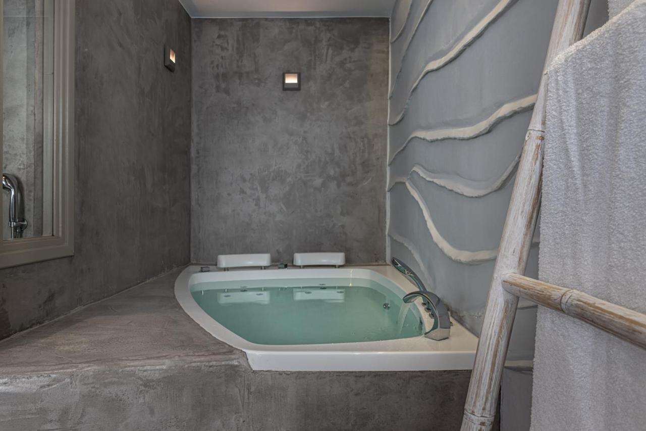 Honeymoon Suite Jetted Bathtub,1124053353:JPEG
