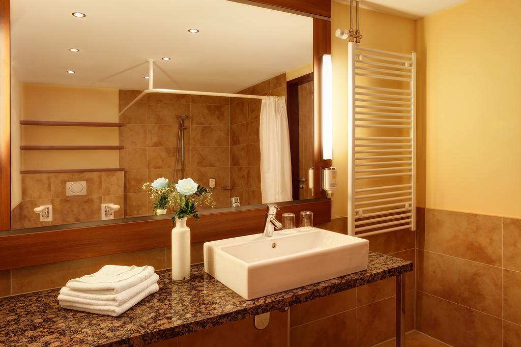 Superior Double Room with Partial Lake View