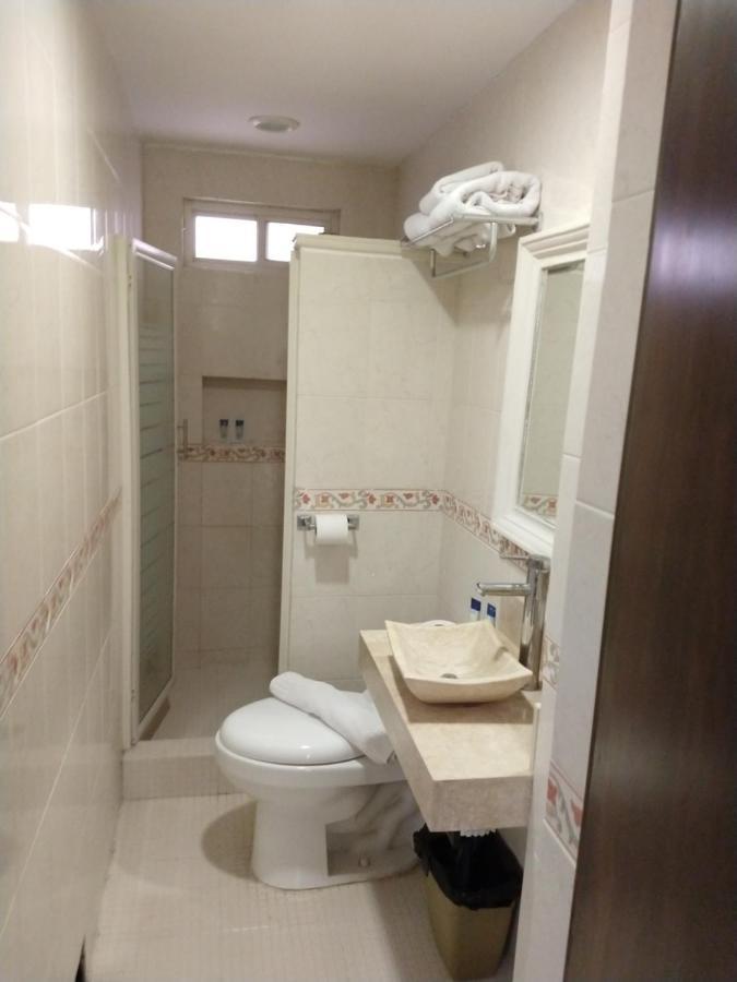 Habitación con cama grande