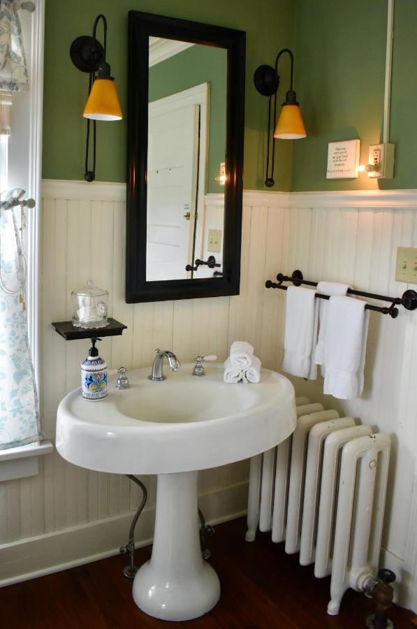 Standard Twin Room with Shared Bathroom