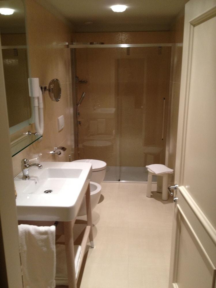 Classic Large Room Balcony,960705841:JPEG