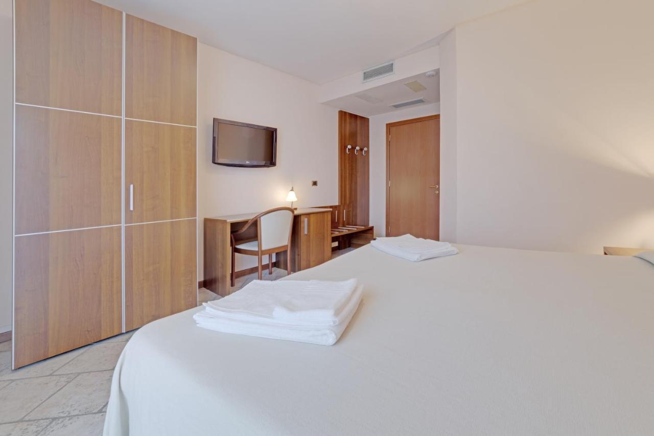 Superior Double or Twin Room Lake View,1139218480:JPEG
