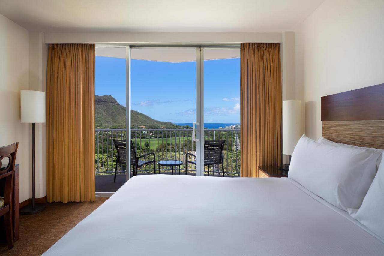 Habitación con cama extragrande y vistas al mar