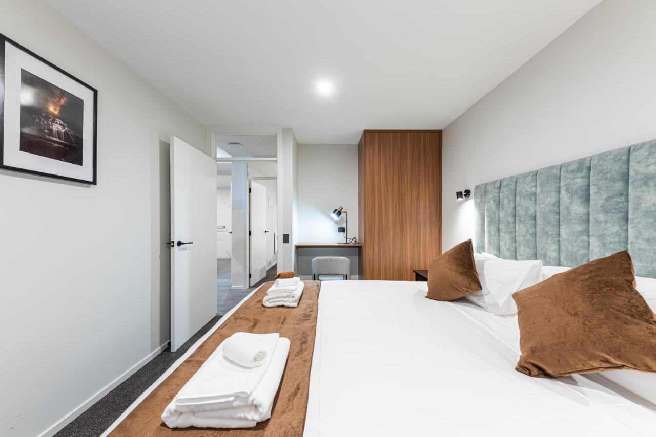 Two-Bedroom Lake View Suite Bath No Skylight