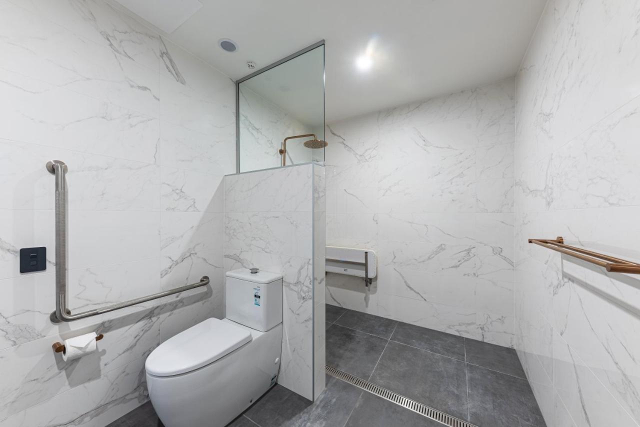 Two-Bedroom Lake View Suite Accessible No Skylight