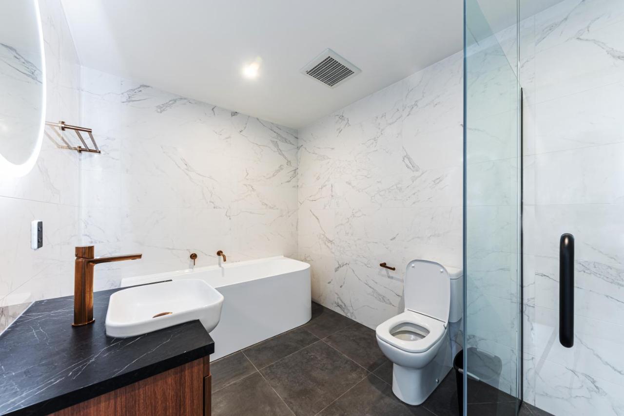 Two-Bedroom Lake View Suite Bath No Skylight
