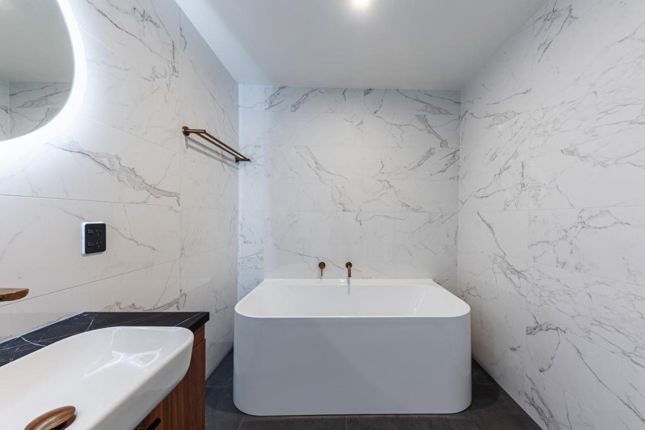 Two-Bedroom Lake View Suite Bath No Skylight