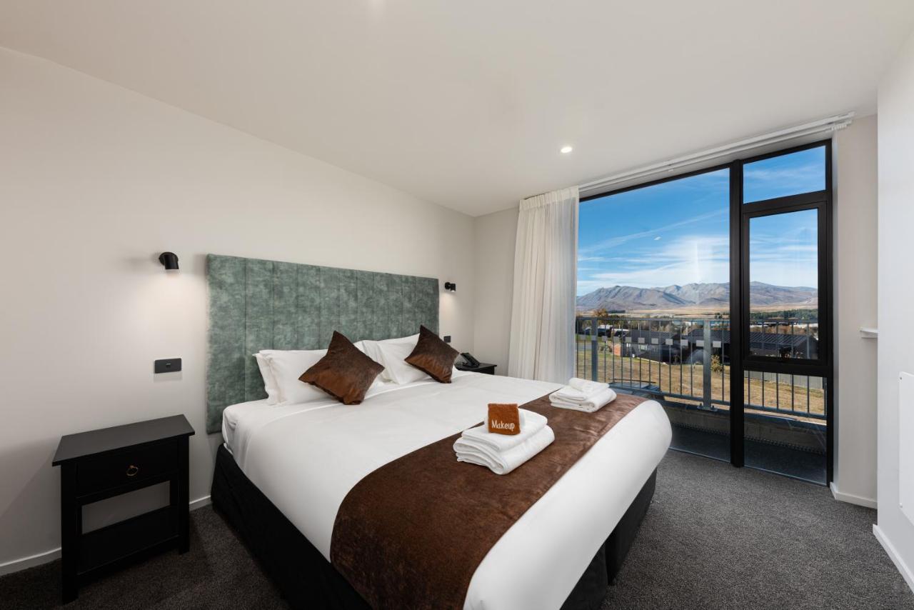 Two-Bedroom Lake View Suite Bath No Skylight
