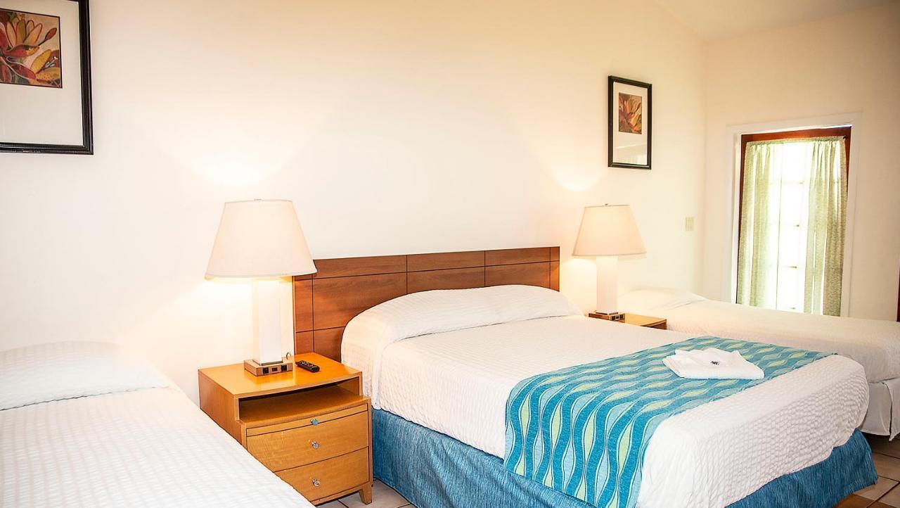 Chambre Lit Queen-Size - Vue sur Piscine