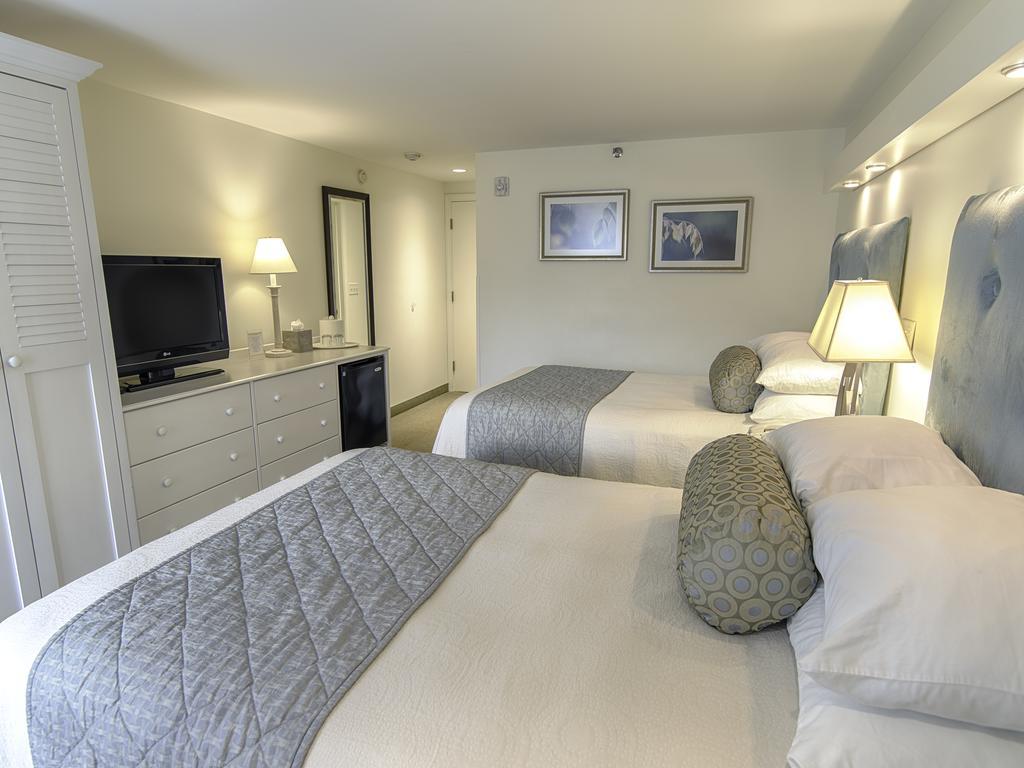 Doppelzimmer mit 2 Doppelbetten und Straßenblick