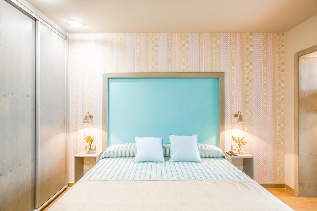 Suite con bañera de hidromasaje y cama grande