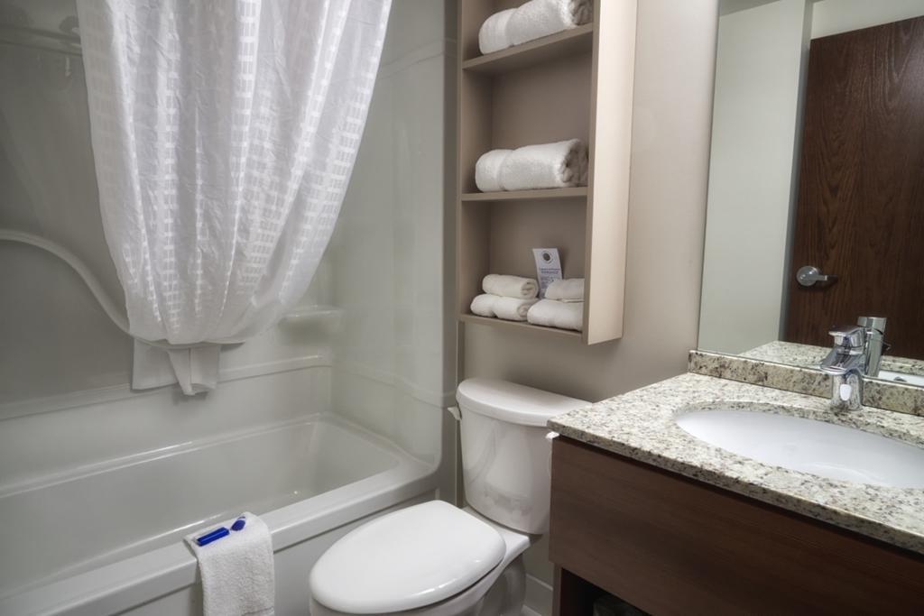 Queen Studio Suite with Jetted Tub - Non-Smoking