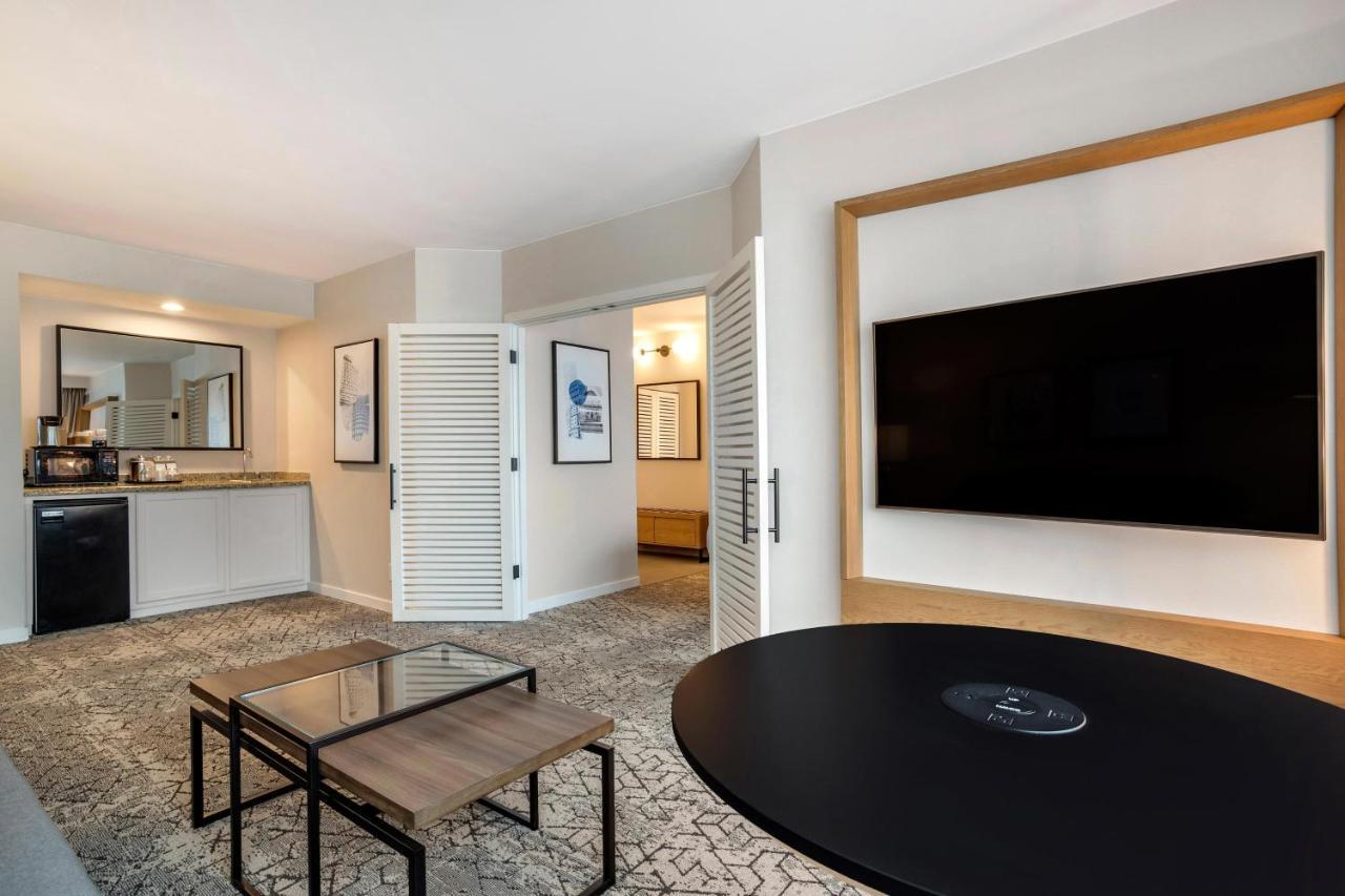 Suite con cama extragrande, sofá cama y vistas a la ciudad