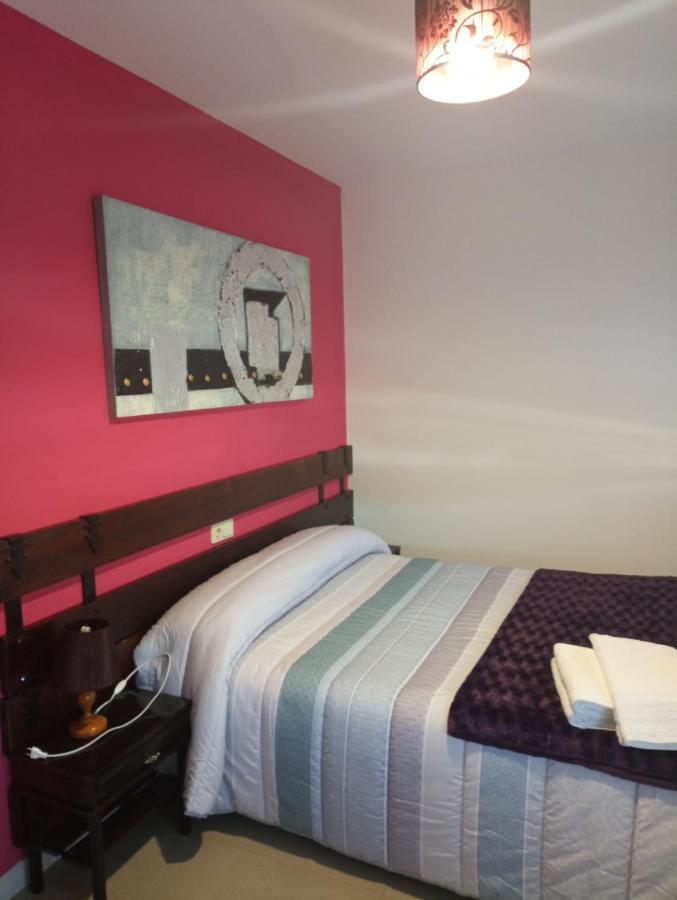 Habitación con cama grande