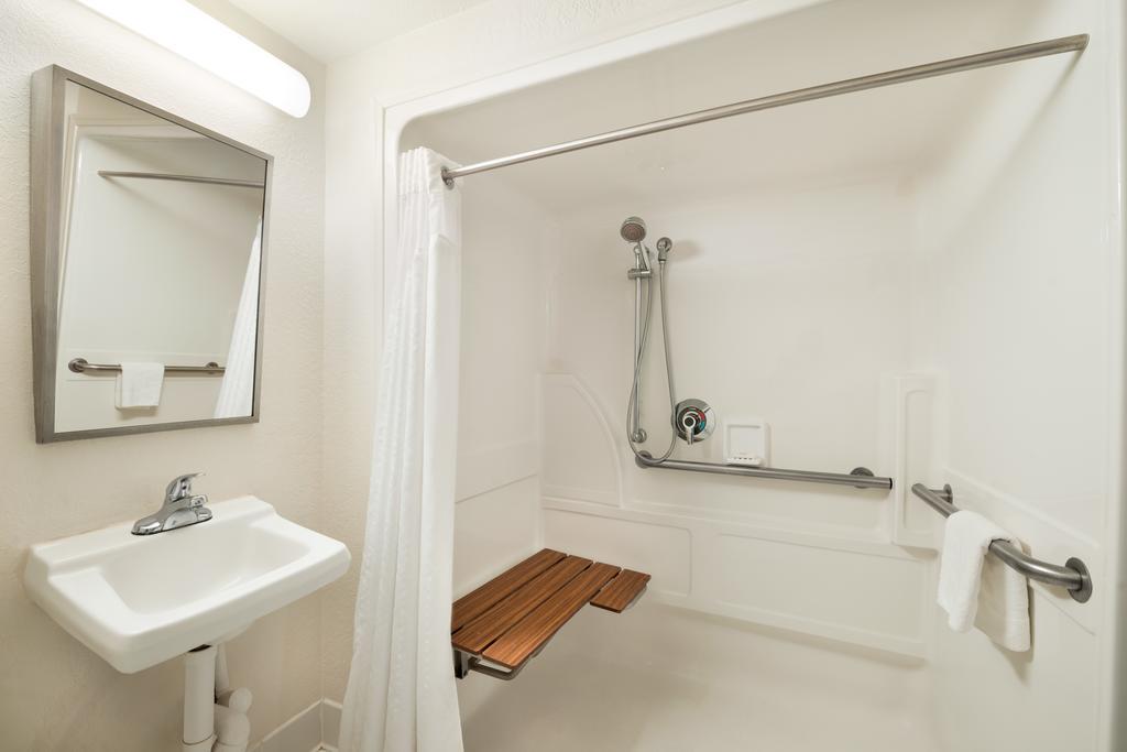 King Room with Bath Tub - Mobility Accessible/Non-Smoking