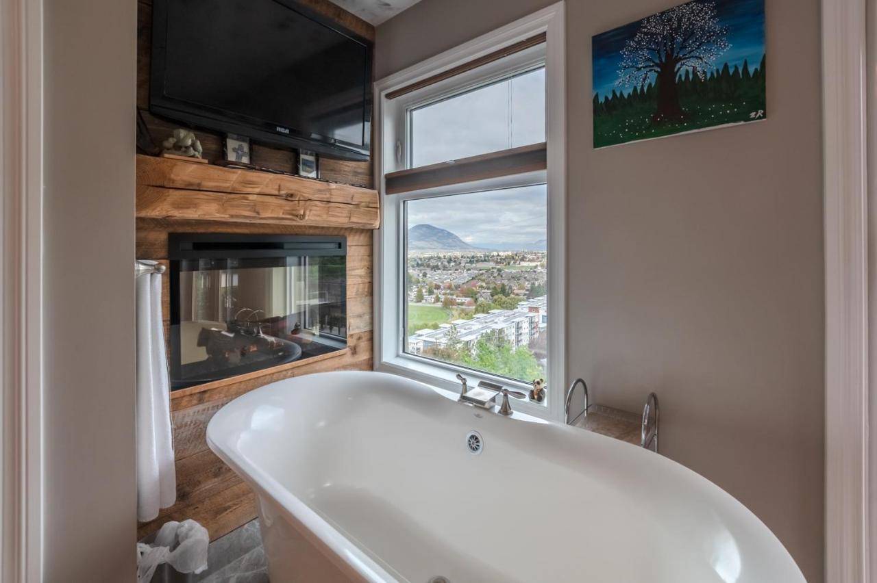 Queen Suite with Spa Bath