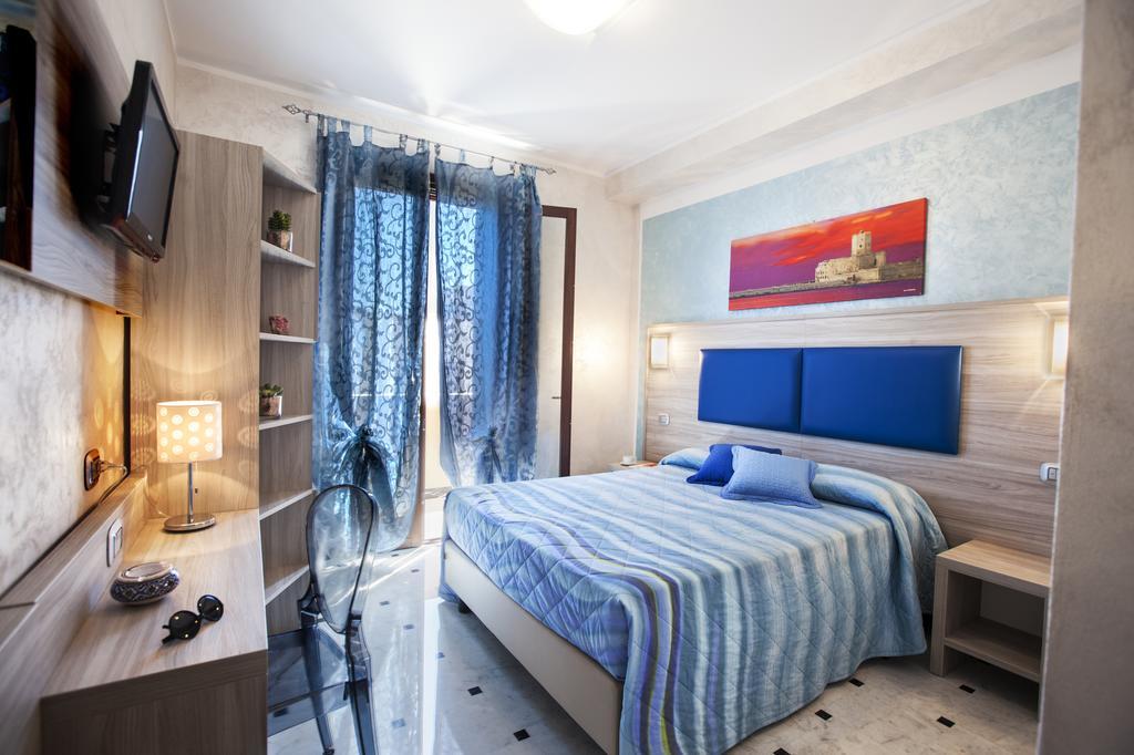 Small Double Room,399724392:JPEG