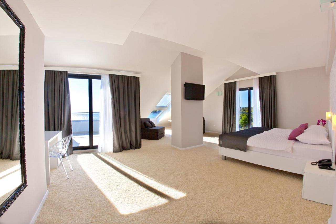 Suite de lujo con vistas al mar y balcón