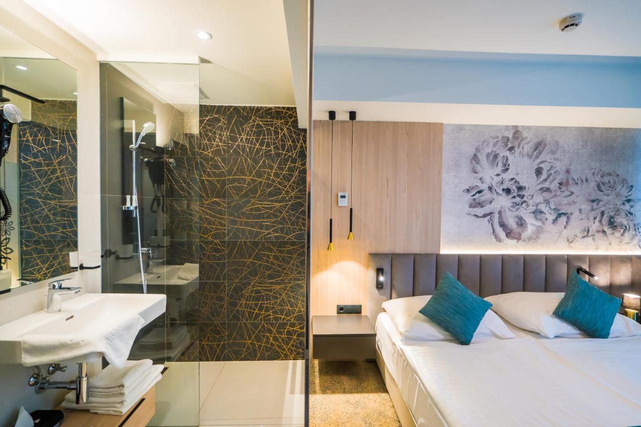 Standaard Tweepersoonskamer met 1 of 2 Bedden en Balkon