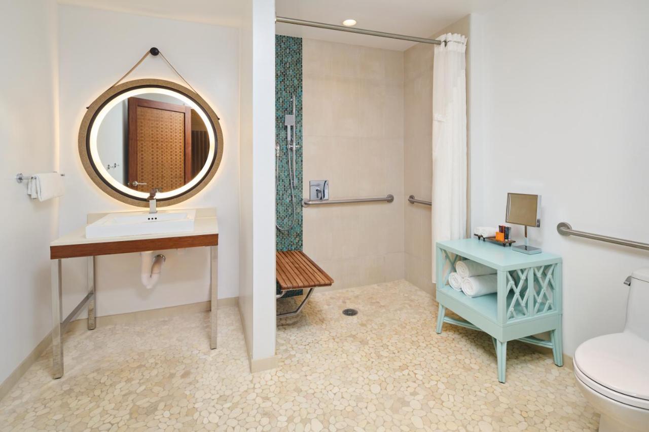 Habitación con 2 camas grandes y ducha adaptada para personas con movilidad reducida - Adaptada