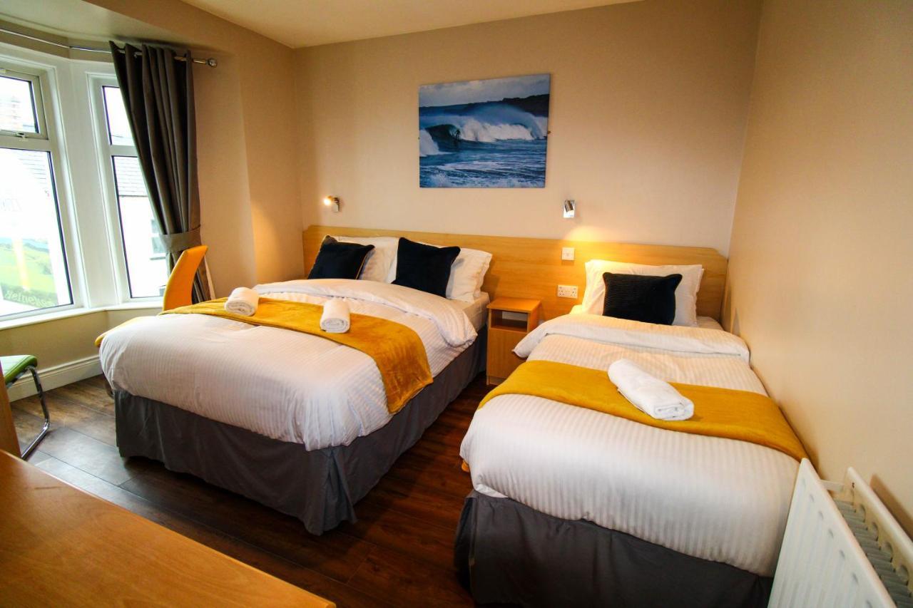 Tweepersoonskamer met 2 Aparte Bedden en Badkamer