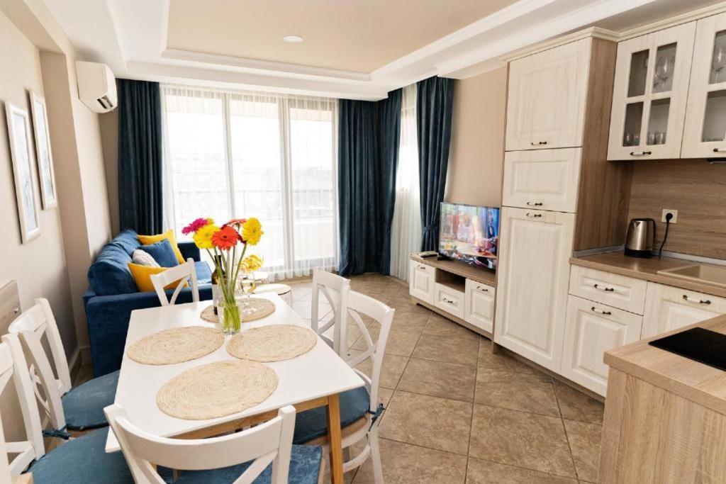 Two-Bedroom Apartment Sea Pool View