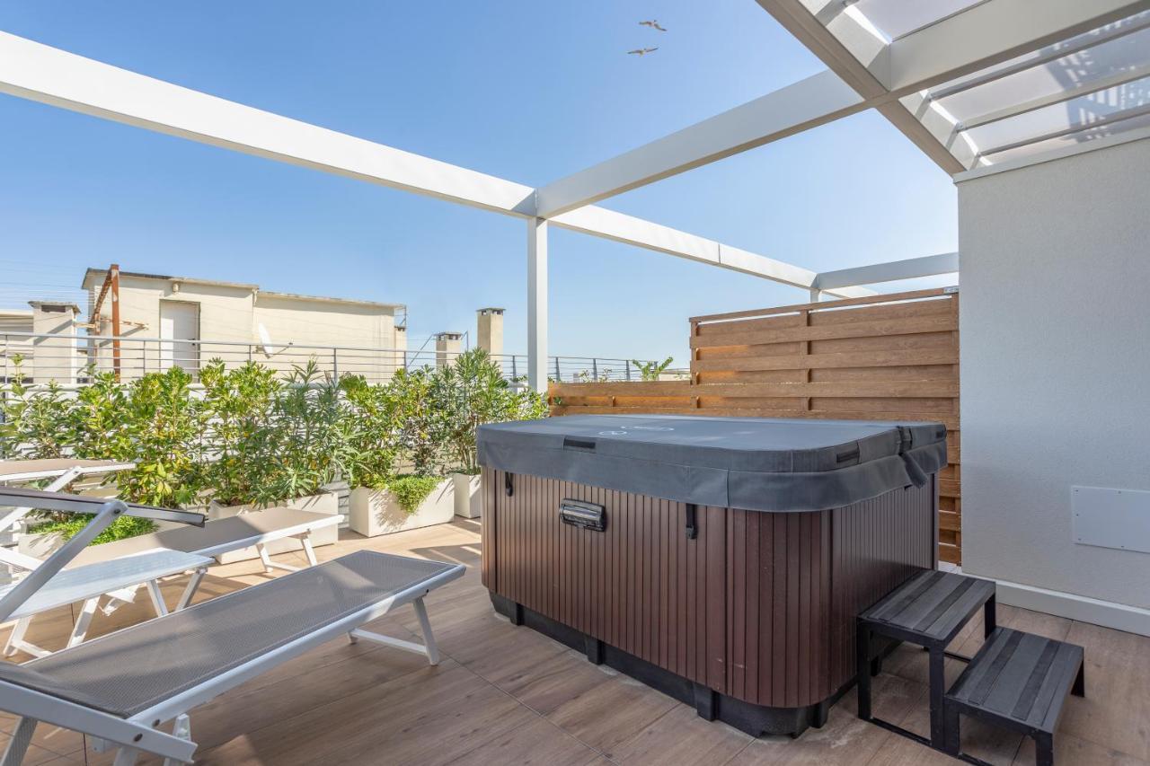Familiensuite mit Whirlpool-Badewanne und seitlichem Meerblick