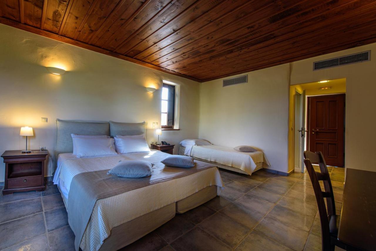 Habitación Triple con vistas al jardín