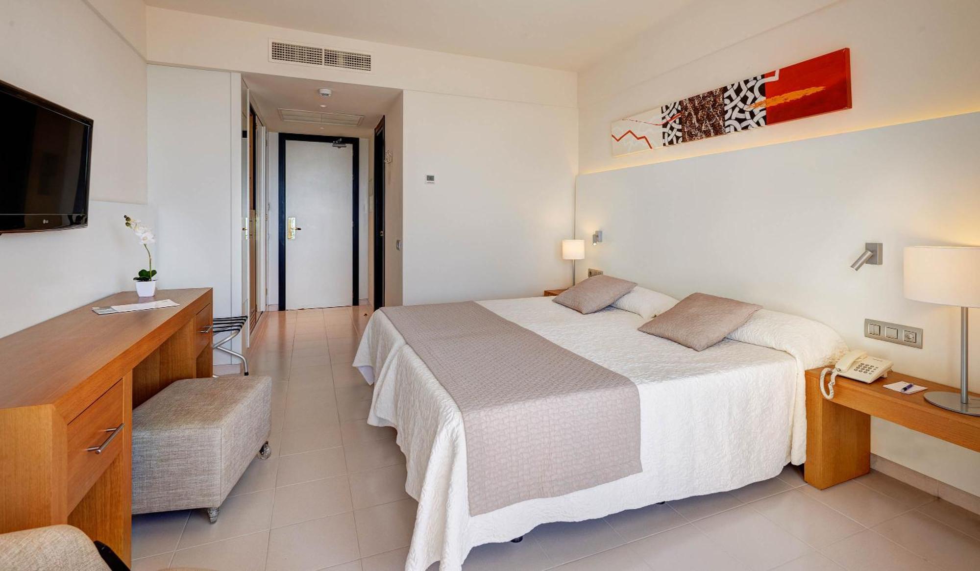 Habitación Doble con balcón y vistas laterales al mar