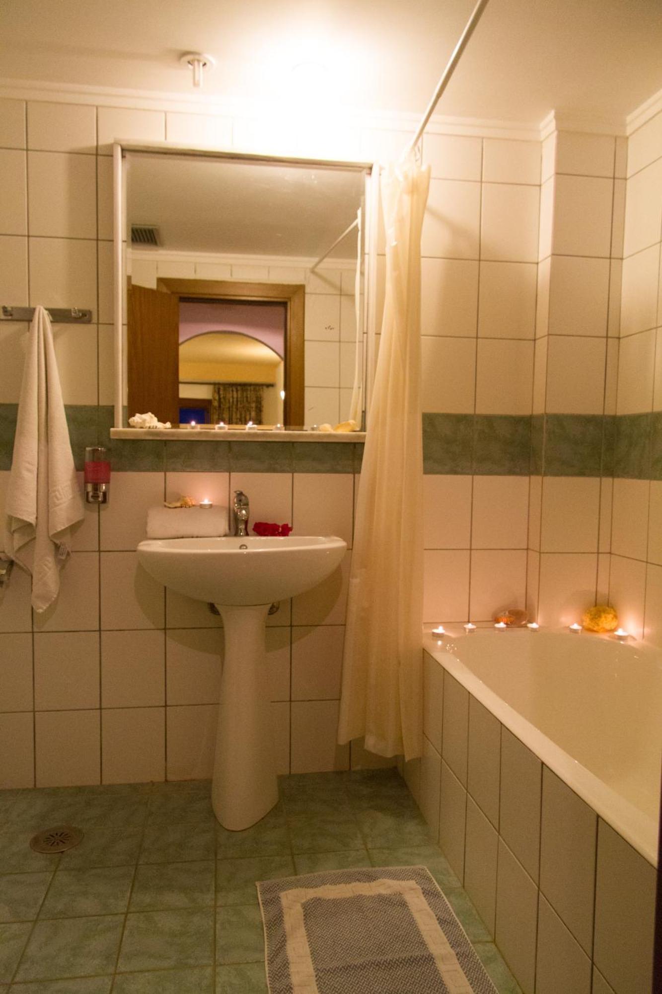 Estudio con vistas al jardín (2 adultos + 2 niños)