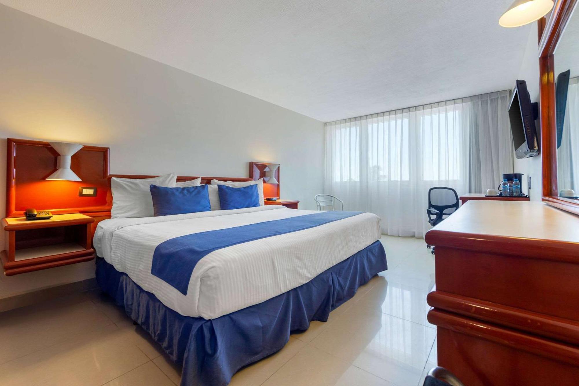 Habitación con cama extragrande y vistas al mar