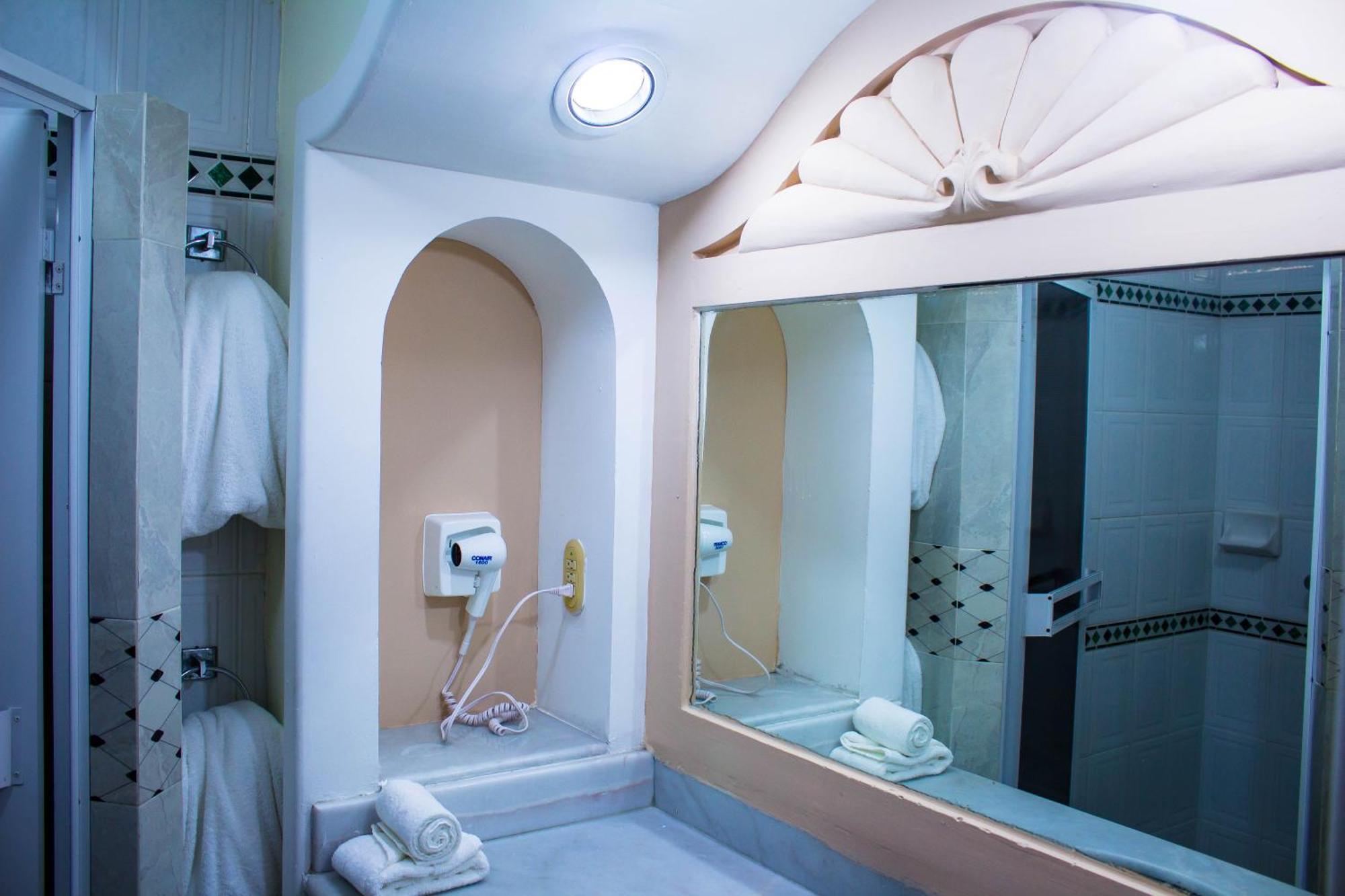 Habitación con cama extragrande.