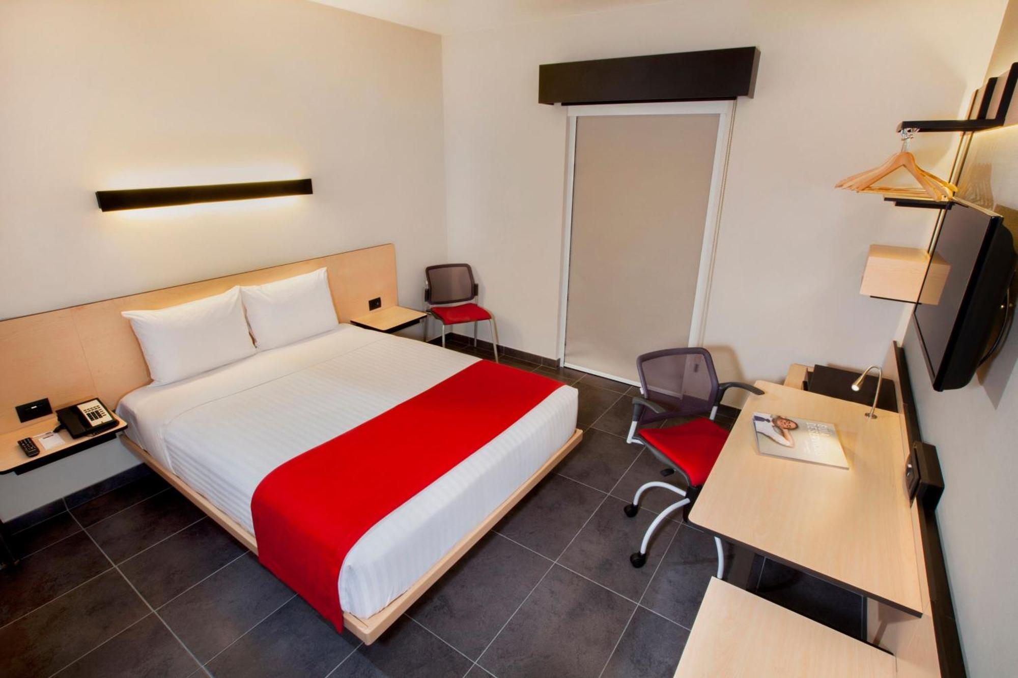 Habitación con cama grande