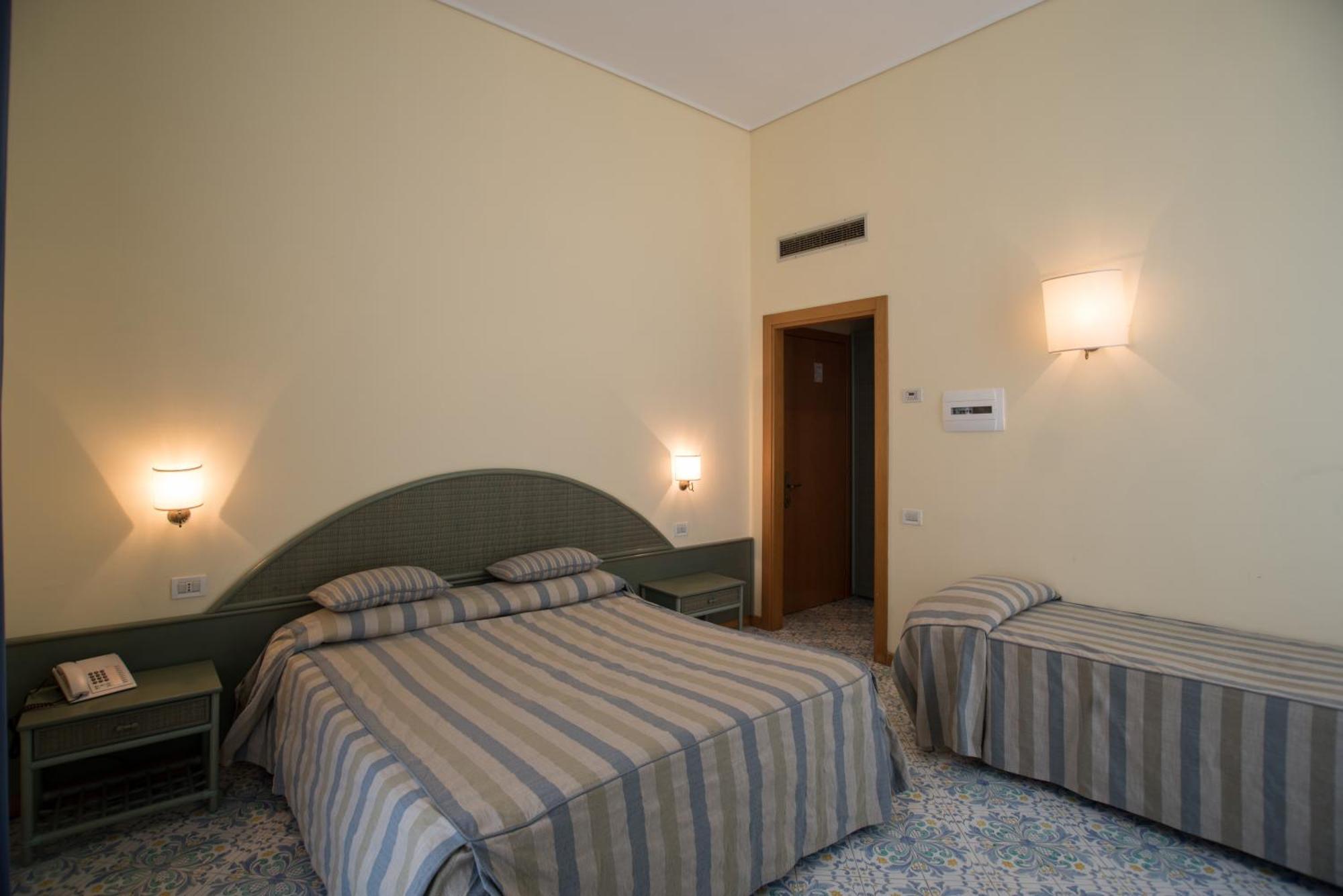 Habitación Cuádruple (2 adultos + 2 niños)