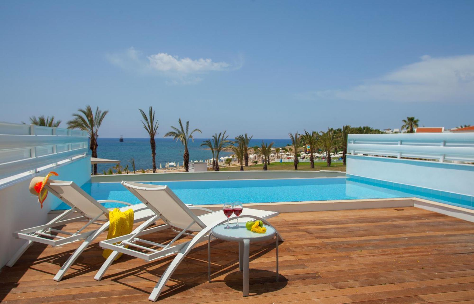 Suite Private Pool & Front Sea View