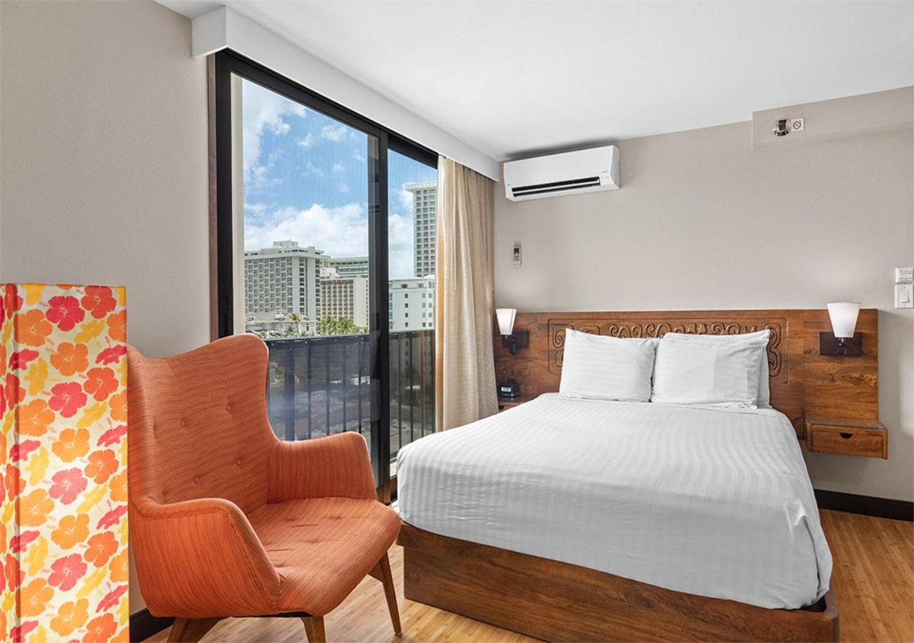 Habitación con vistas parciales al mar y servicio de hotel