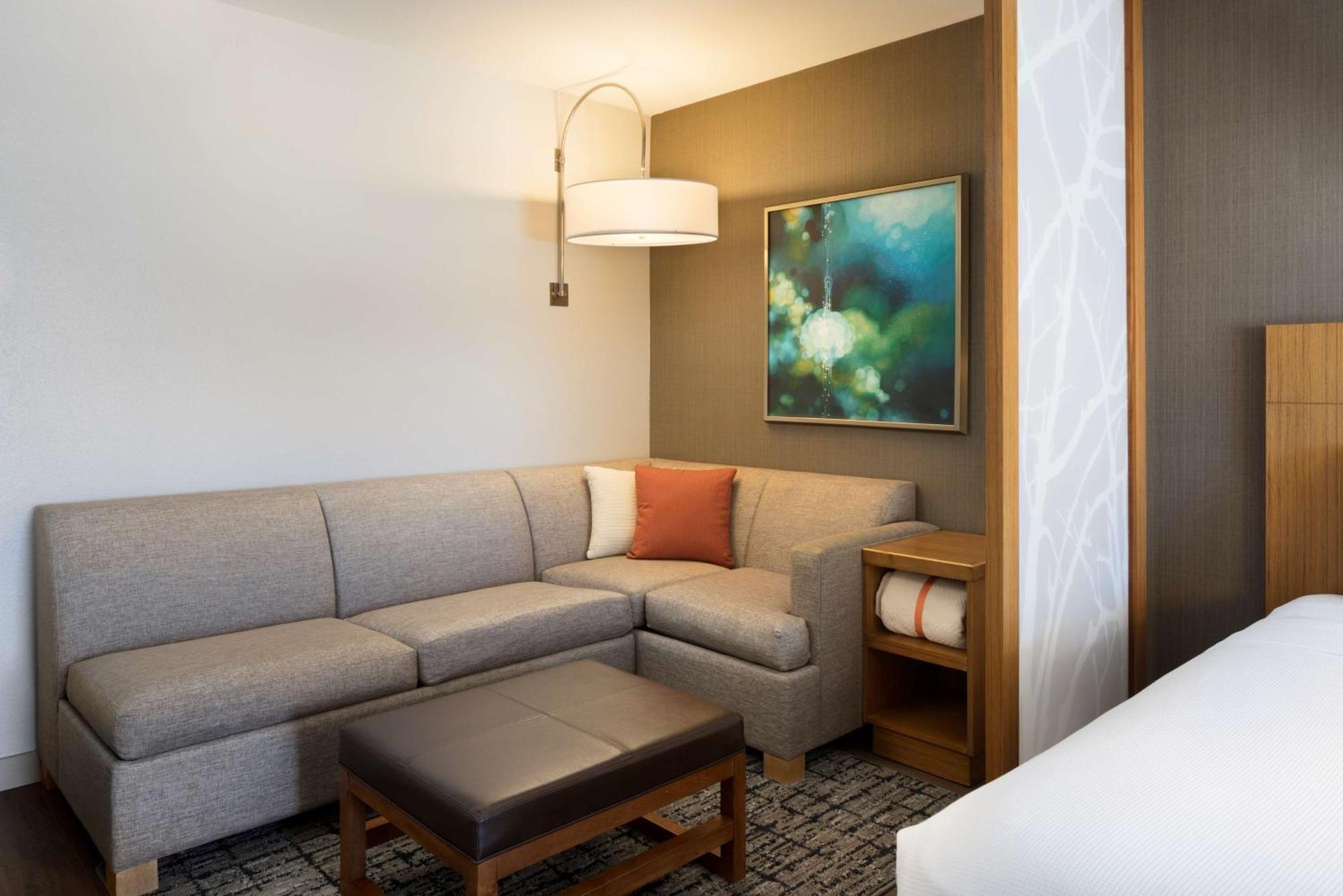 Habitación con cama extragrande, sofá cama y bañera accesible - Adaptada para personas con discapacidad