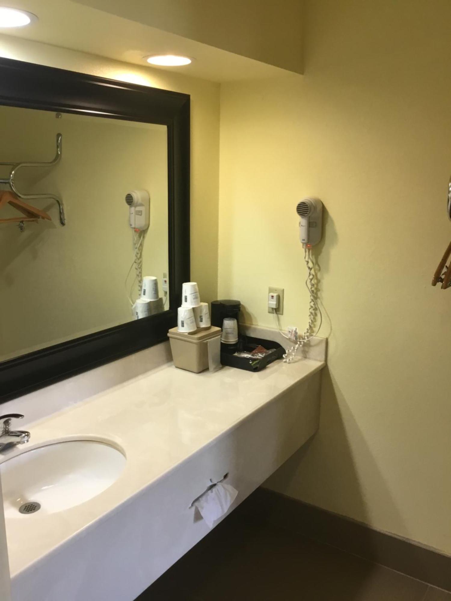 King Room with Roll-In Shower - Mobility/Hearing Accessible - Non-Smoking