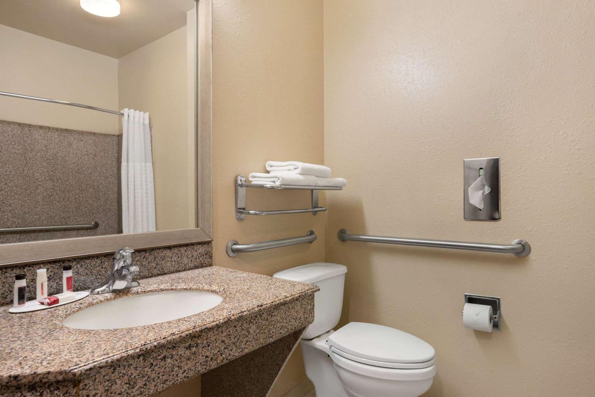 King Room with Bath Tub - Mobility/Hearing Accessible - Non-Smoking