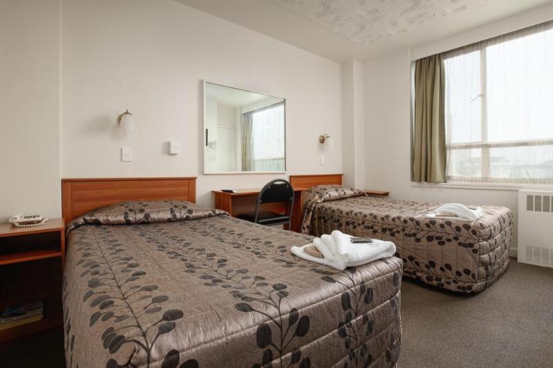 Tweepersoonskamer met 2 Aparte Bedden en Badkamer