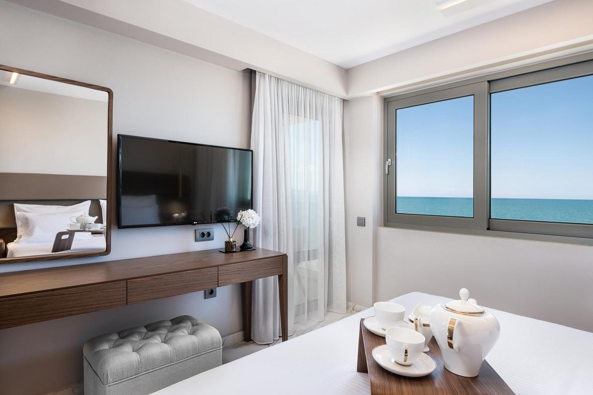 "Serenity" Suite Pool or Garden View