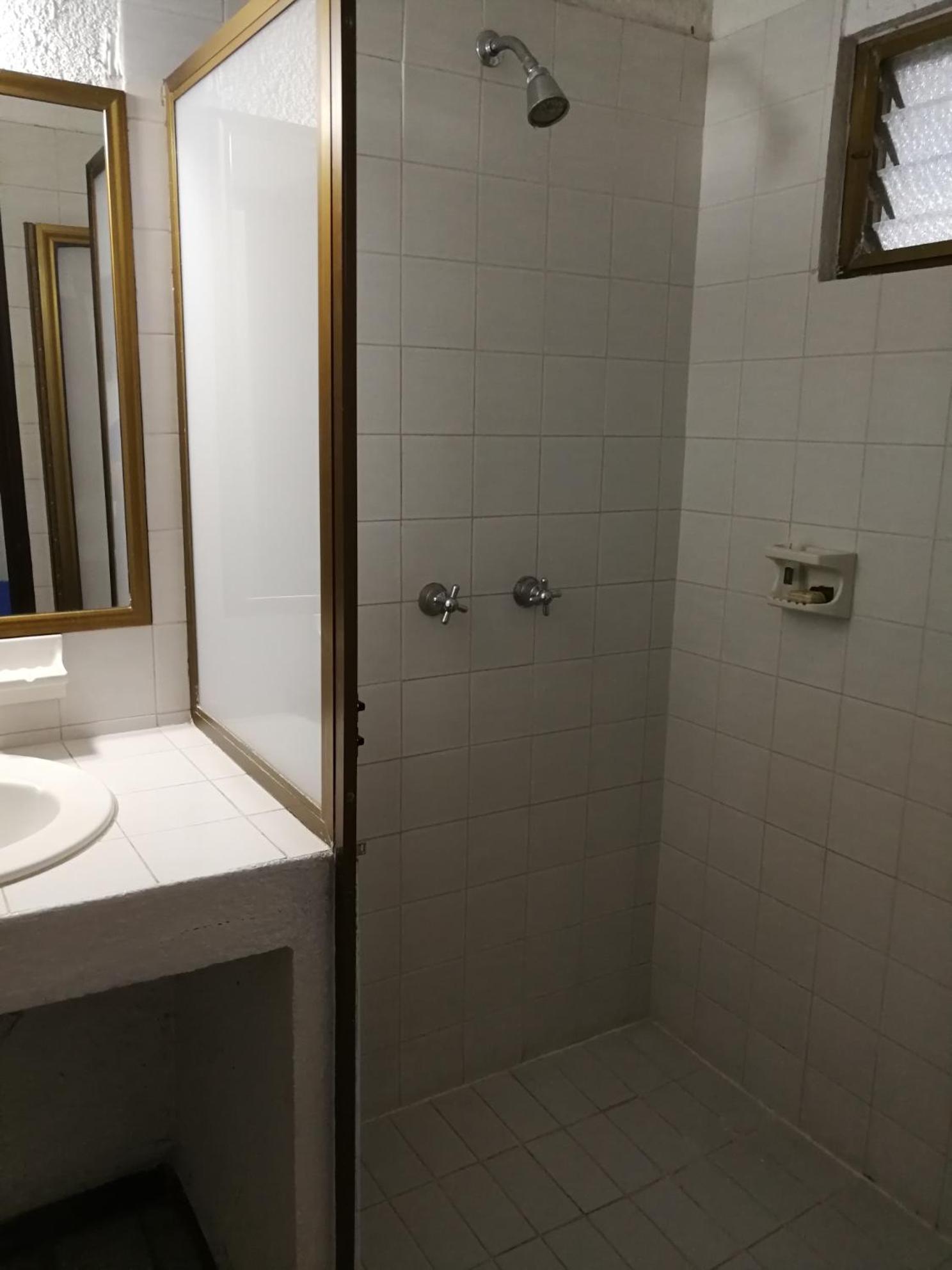 Habitación con cama extragrande.