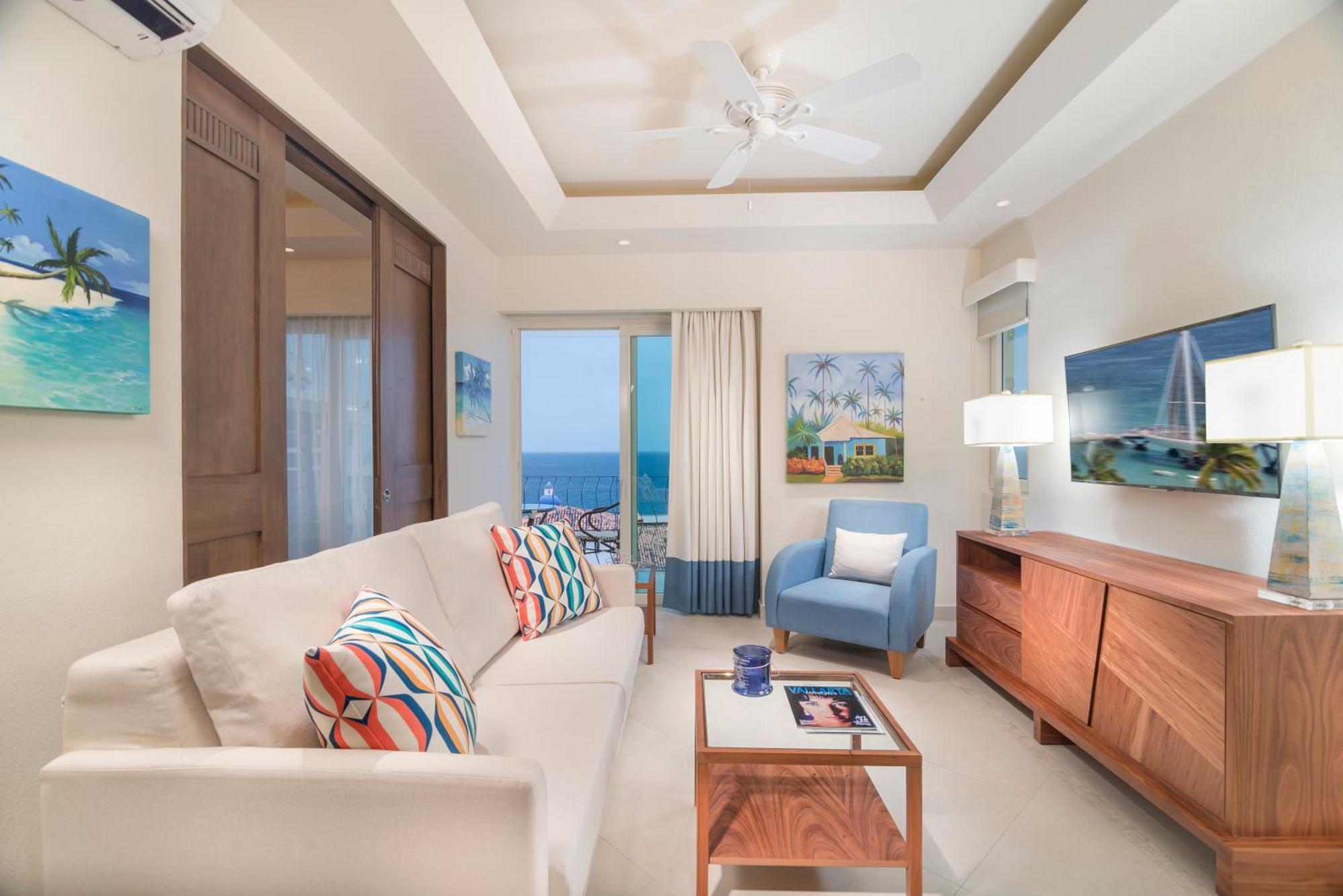 Suite con cama extragrande y vistas al mar