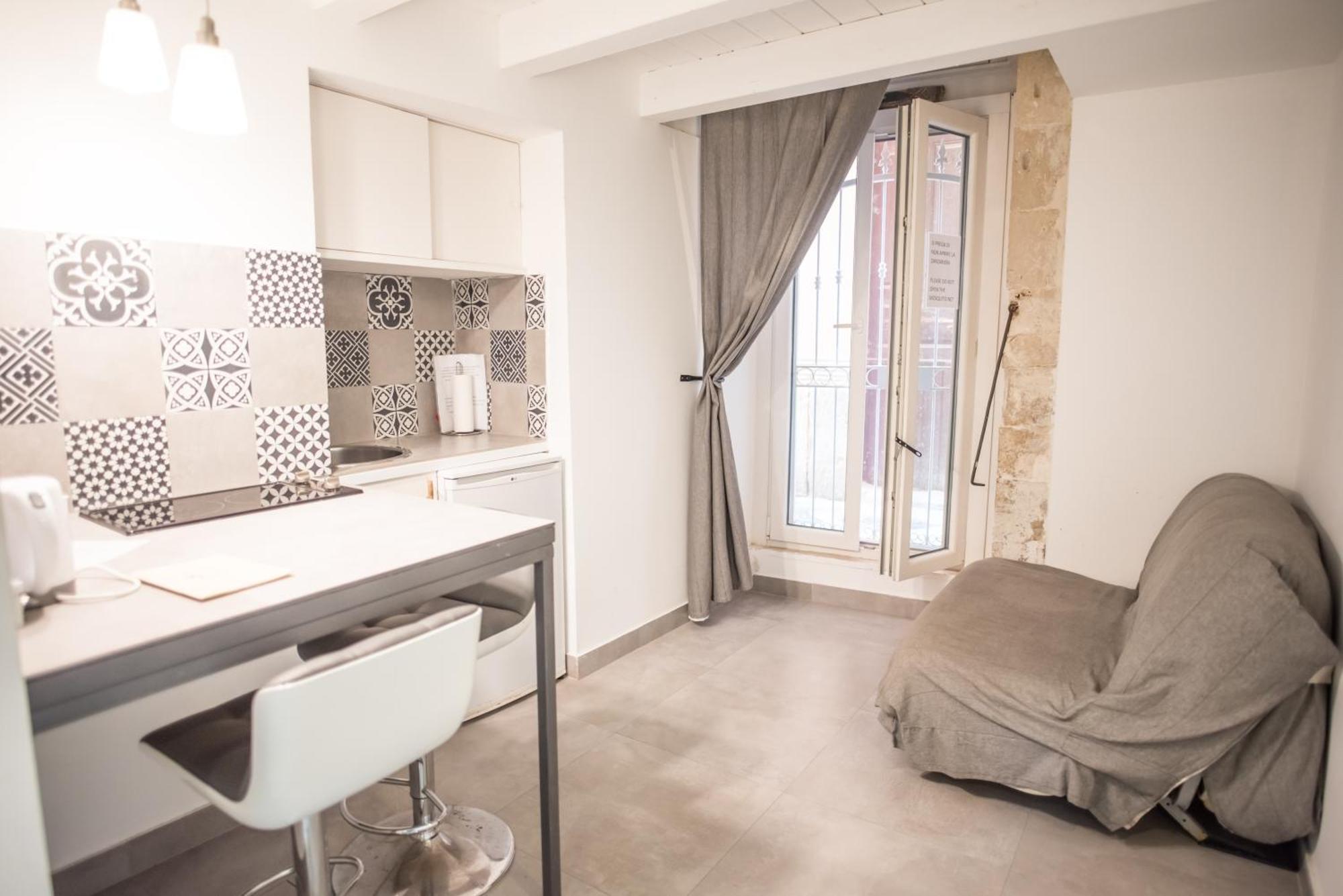 Studio Apartment - Split Level (Begane Grond)